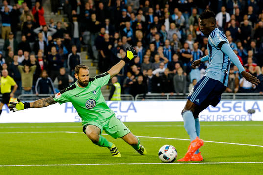 Malmö FFs målvakt Johan Wiland försvarar mot