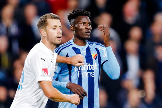 Malmö FFs Kari Arnason och Djurgårdens Michael Olunga