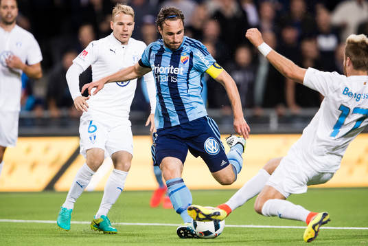 Djurgårdens Kevin Walker med ett skott som bryts av Malmö