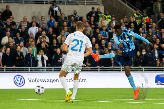 Djurgårdens Michael Olunga förbi Malmö FFs Kari Arnason
