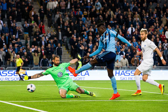 Djurgårdens Michael Olunga med ett skott mot Malmö FFs