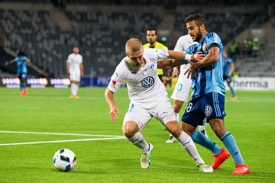 Malmö FFs Anton Tinnerholm i kamp om bollen med