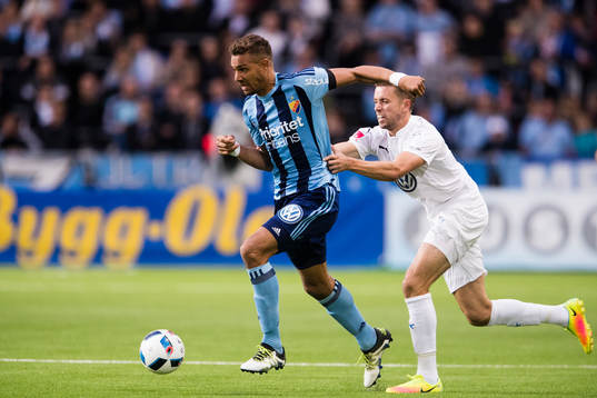 Djurgårdens Mathias Ranegie blir dragen i tröjan av