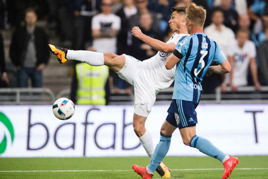 Malmö FFs Markus Rosenberg försöker nå bollen som