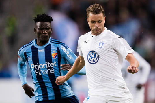 Djurgårdens Michael Olunga och Malmö FFs Kari Arnason