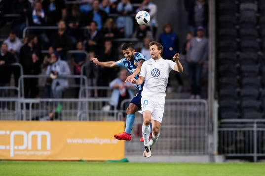 Djurgårdens Othman El Kabir i en nickduell med Malmö FFs