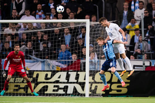 Djurgårdens i en nickduell med Malmö FFs Markus Rosenberg