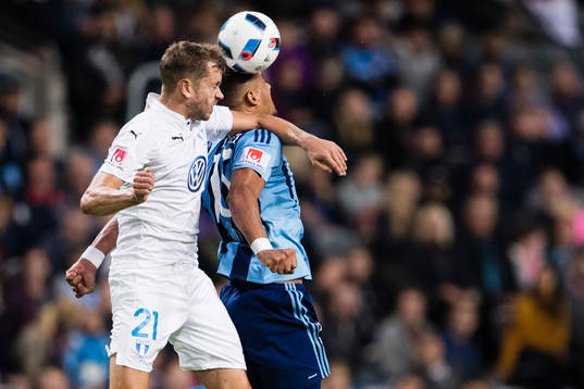 Malmö FFs Kari Arnason i en nickduell med Djurgårdens