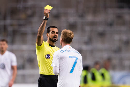 Domare Mohammed Al-Hakim delar ut ett gult kort till Malmö