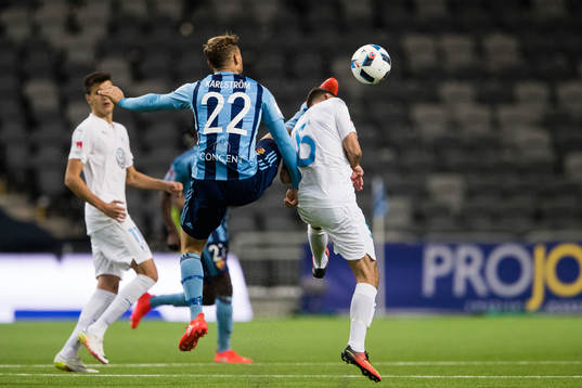Djurgårdens Jesper Karlström med en högspark mot Malmö