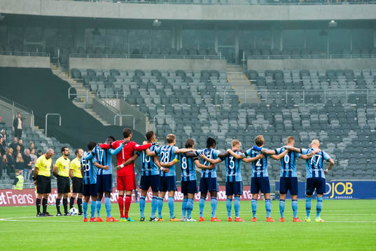 Djurgårdens spelare håller om varann