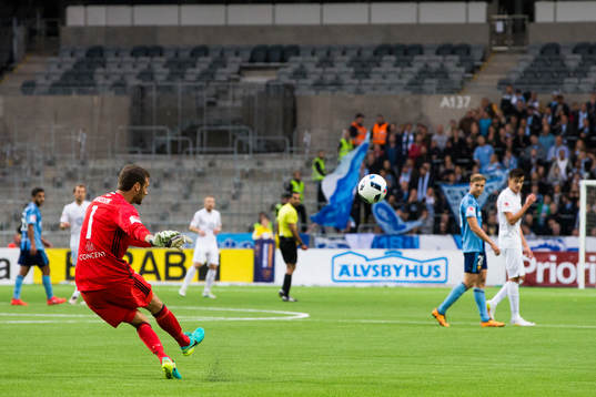 Djurgårdens målvakt Andreas Isaksson med en frispark