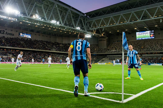Djurgårdens Kevin Walker med en hörna på Tele2 Arena