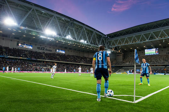 Djurgårdens Kevin Walker med en hörna på Tele2 Arena