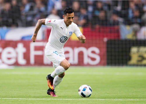 Malmö FFs Yoshimar Yotún med bollen