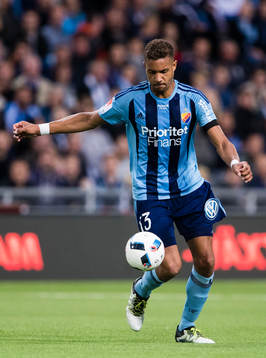 Djurgårdens Mathias Ranegie med bollen