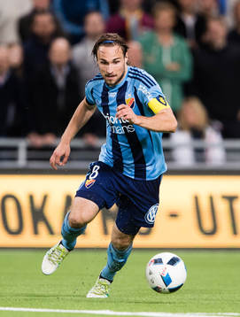 Djurgårdens Kevin Walker med bollen