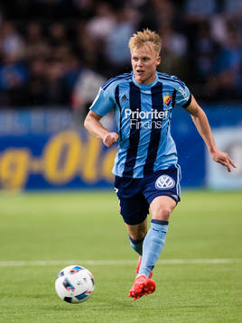 Djurgårdens Elliot Käck med bollen