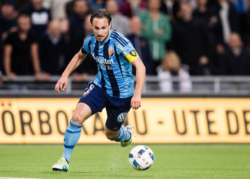 Djurgårdens Kevin Walker med bollen