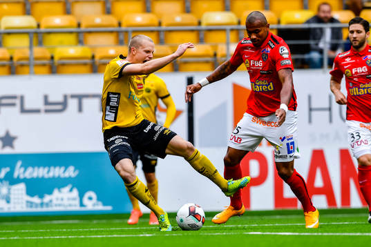 Elfsborgs Daniel Gustavsson och Falkenbergs Felipe Carvalho