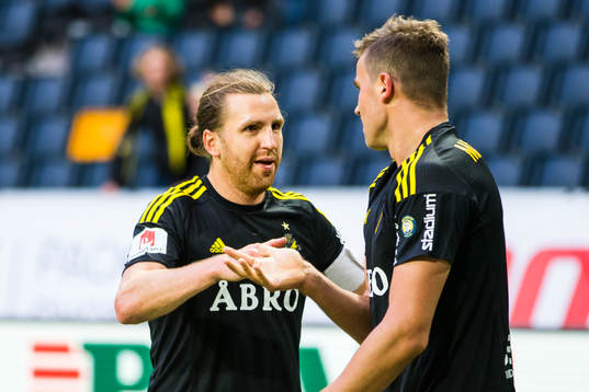s Nils-Eric Johansson och Eero Markkanen jublar