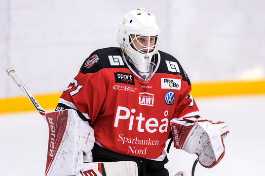 Piteås målvakt Albin Ström på uppvärmningen