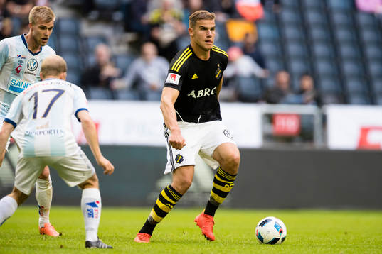 s Eero Markkanen med boll