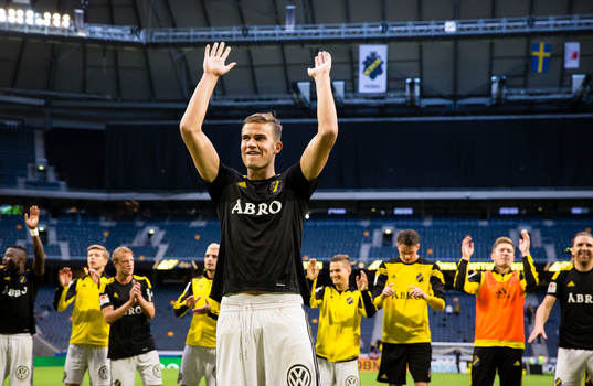 s Eero Markkanen ser glad ut då han tackar publiken