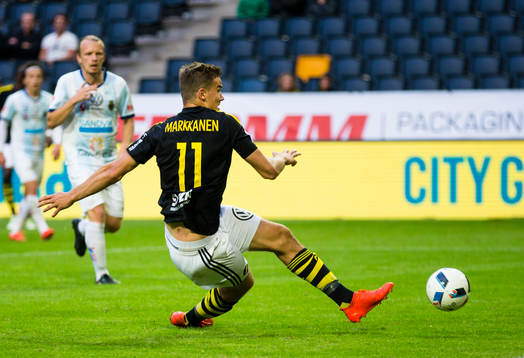 s Eero Markkanen med ett skott framför mål
