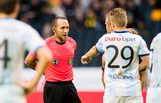 Domare Kaspar Sjöberg diskuterar med Gefles spelare