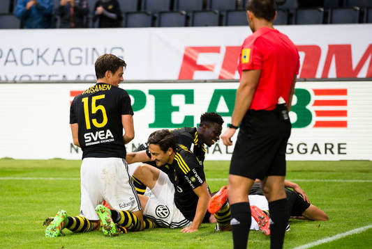 s Eero Markkanen gör 1-0 och gratuleras av lagkamrater