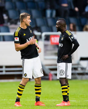 s Eero Markkanen (v) och John Chibuike (h) samtalar