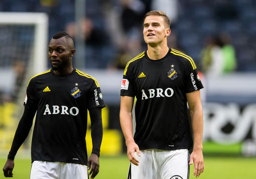 s Eero Markkanen (h) och John Chibuike (v)