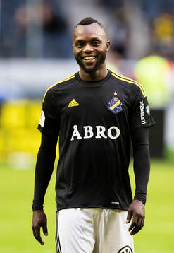 s John Chibuike ser glad ut
