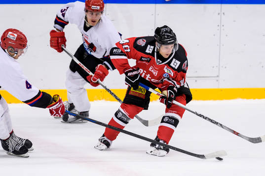 Piteås Magnus Isaksson med pucken