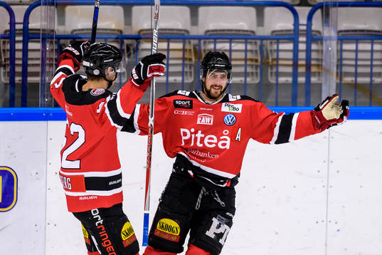 Piteås Johannes Tornberg (h) jublar