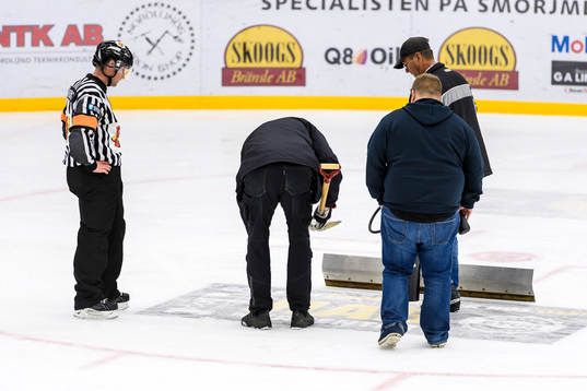 Vaktmästarna fick laga isen