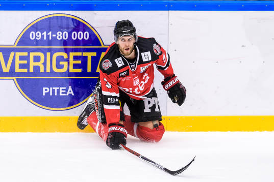 Piteås Sebastian Harila knästående på isen
