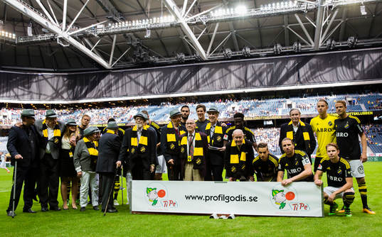 s spelare med pensionerade AIK medlemmar som maskotar