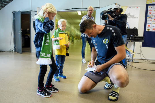 Elfsborgs målvakt Kevin Stuhr Ellegaard skriver autografer