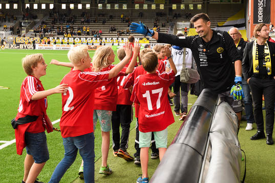 Elfsborgs målvakt Kevin Stuhr Ellegaard skojar med några