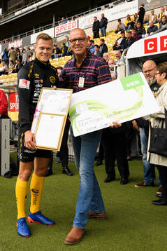 Elfsborgs Viktor Claesson tar emot pris från Sven Jonasson