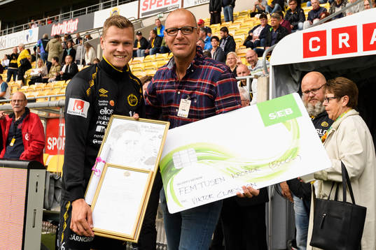 Elfsborgs Viktor Claesson tar emot pris från Sven Jonasson