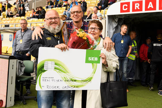 Elfsborgs SLO Roger Gröndahl tar emot pris från Sven