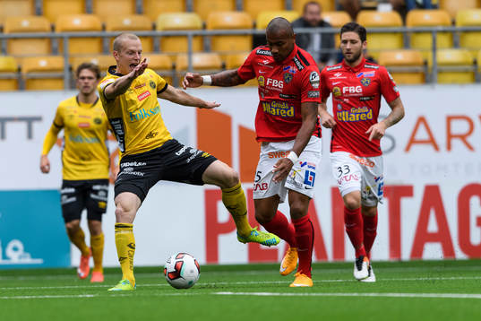 Kamp mellan Elfsborgs Daniel Gustavsson och Falkenbergs