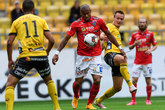 Kamp mellan Falkenbergs Felipe Carvalho och Elfsborgs