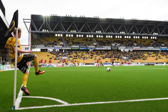 Elfsborgs Simon Lundevall lägger hörna