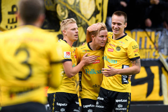 Elfsborgs Simon Lundevall jublar ihop med Per Frick och