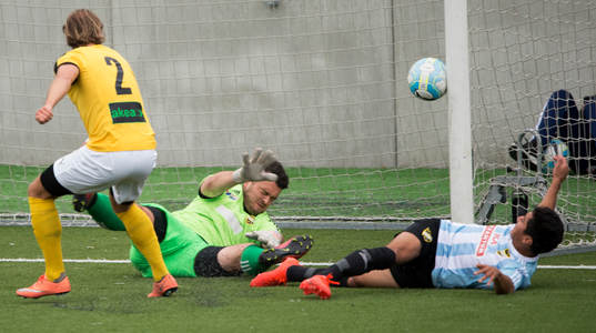 Lund gör 1-0 bakom Hässleholms målvakt Krenar Ejupi i