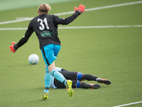 IFK Hässleholms Mike Andrew har rundat Lunds målvakt Bill